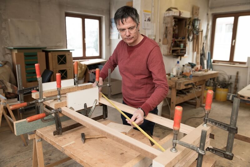Reinhard Slavec beim Vermessen